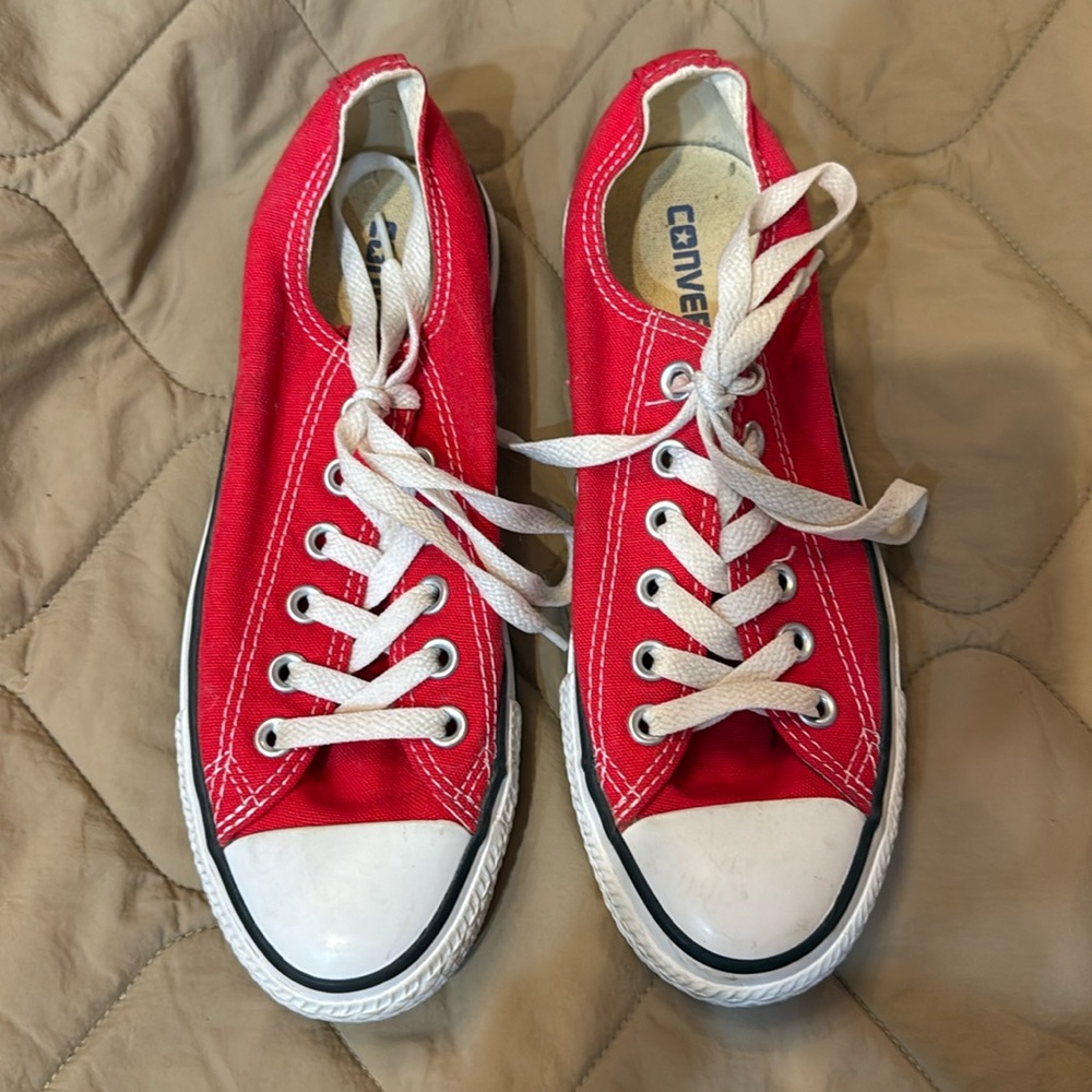 Like new RED Converse / Men’s 5 - Women’s 7 ❤️